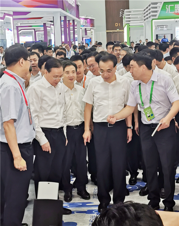 立足名镇加油干 誓将瓷毯铺天下 ——记入围“最美奋斗者”候选人欧阳琦