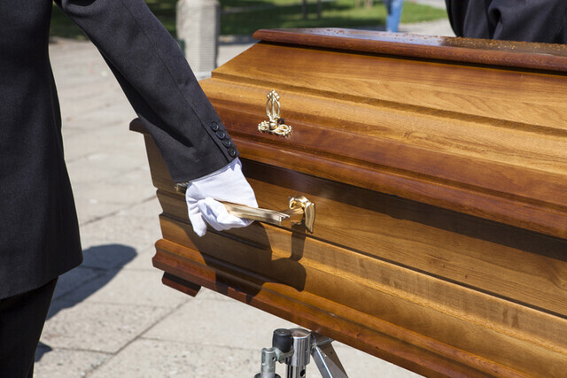 新冠死亡人数增加导致韩国棺材短缺