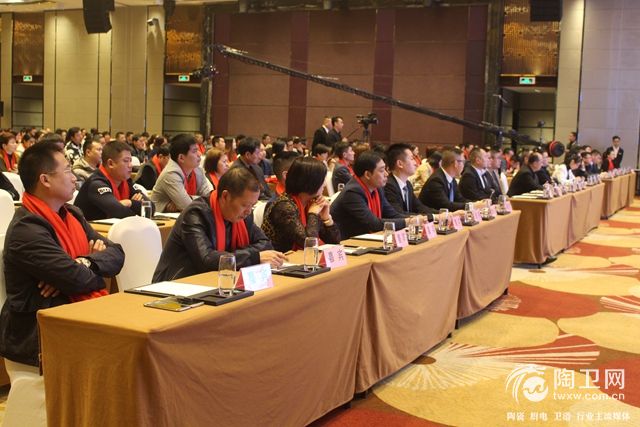 图：众多嘉宾出席年会.JPG