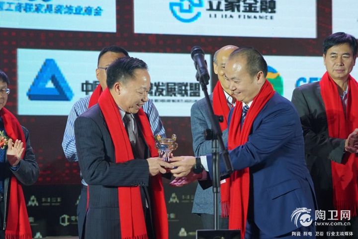 叶荣恒董事长从中国建材品牌发展联盟发起人贾锋手中接过轮值主席的主席鼎.jpg