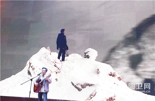 12.通利大理石瓷砖市场品牌中心潘启佳吉他表演《海阔天空》.jpg
