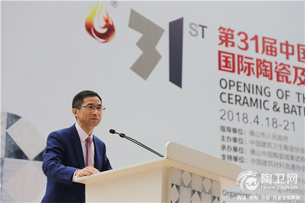 中国陶瓷城集团执行董事兼总裁周军介绍本届展会情况.png