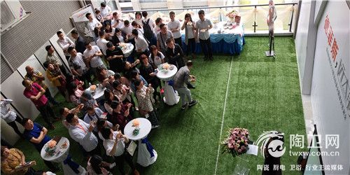众多嘉宾齐聚现场.jpg