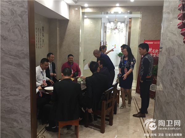 展厅内参观.jpg
