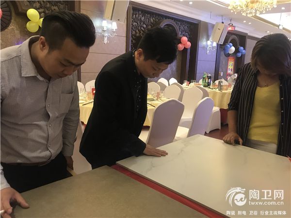 客户看产品2.jpg