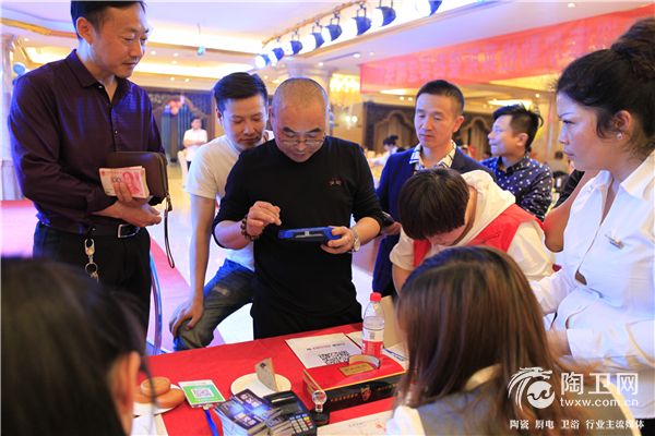 现场交款的客户.JPG