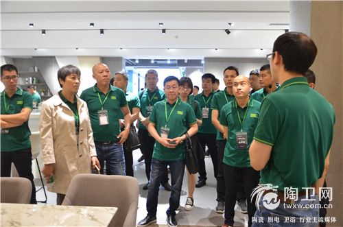 卓远陶瓷空间部经理郭昭明介绍新展厅.JPG