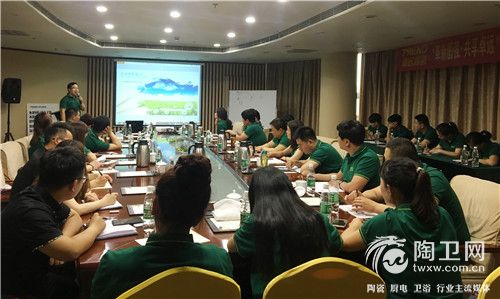 卓远陶瓷副总经理谭海法讲解产品.jpg