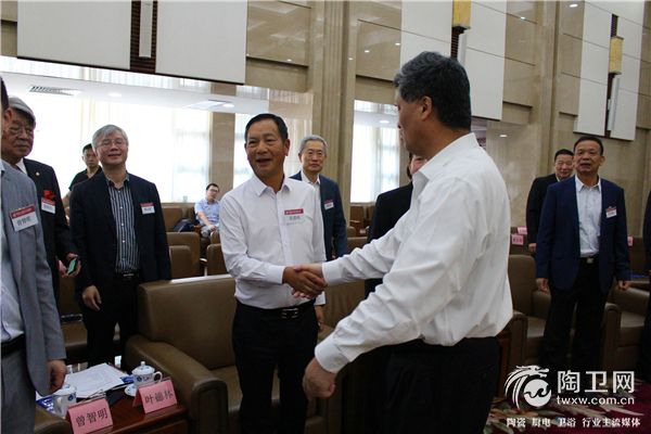 马兴瑞省长与新明珠集团董事长叶德林亲切握手.jpg