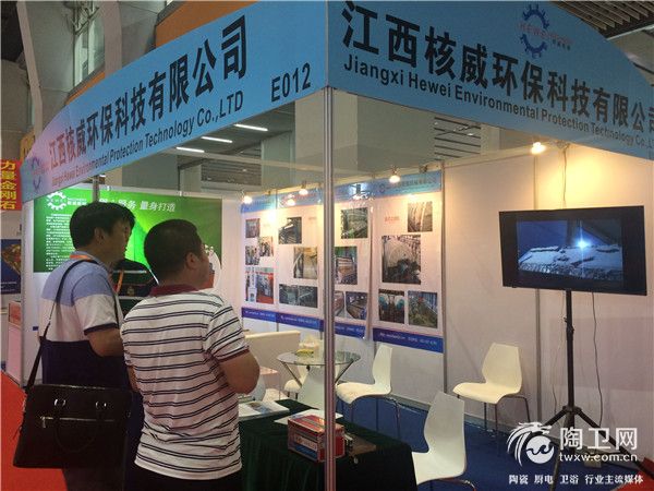 王经理向客户介绍设备工艺特征.jpg