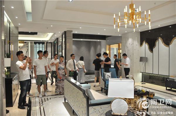 05博德事业部总监陈俊鹏对博德磁砖在展厅的应用作详细讲解.JPG