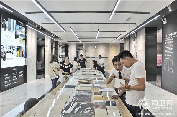 06业主们在选材区仔细选购博德生态石.JPG