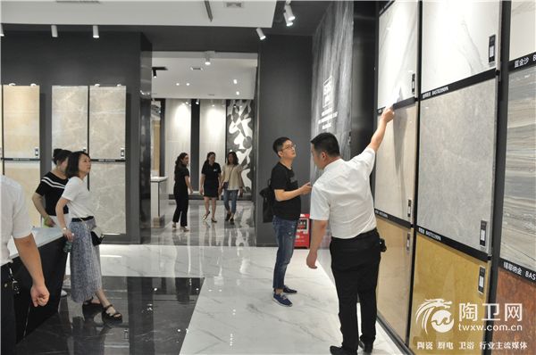 07销区经理认真给客户讲解博德产品及用途。.JPG