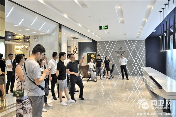 08博德引进的意大利LEA大板引起了业主们的兴趣.JPG