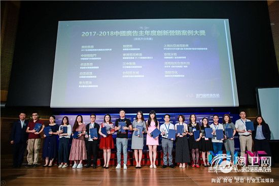 领奖照片（宏宇企业代表上台领奖，右七）.jpg
