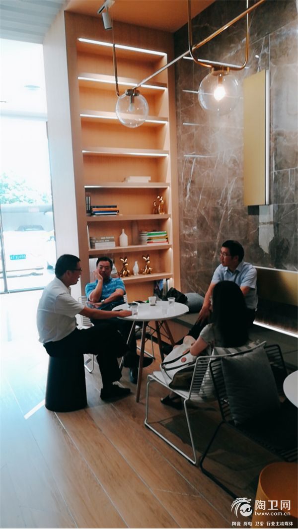 印尼WOOK集团总裁许龙华先生莅临金舵总部参观洽谈339.jpg