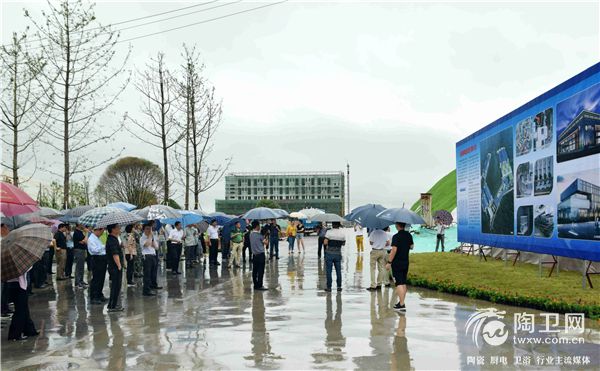 领导和嘉宾们听取集团发展规划汇报.jpg