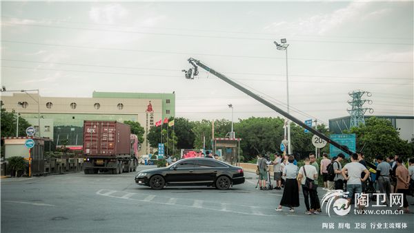 剧组在新明珠陶瓷集团三水工业园取景 (3).jpg