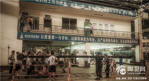 剧组在新明珠陶瓷集团三水工业园取景 (1).jpg