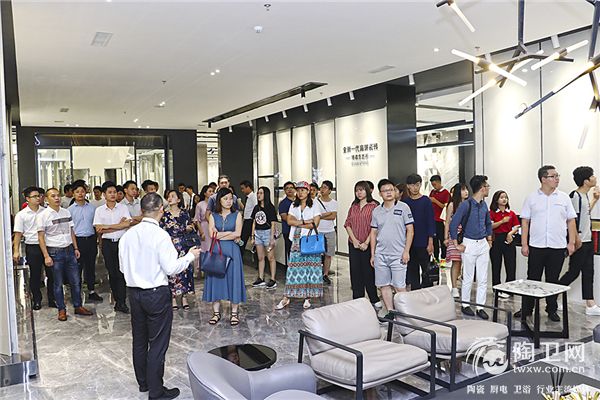 02设计师在博德设计部经理巴小伟的带领下参观博德展厅.jpg
