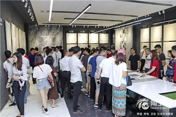 03设计师参观选材区.jpg