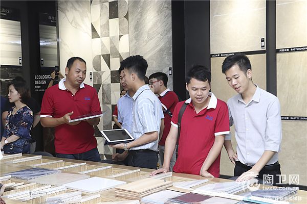 05在选材区，设计师们对博德的产品兴趣盎然.jpg