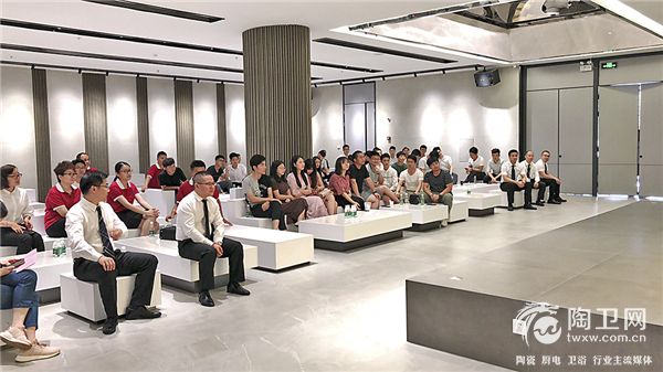 06博德事业部总经理秦海胜、惠州博德总经理陈耀威等领导与设计师们深入交流.jpg