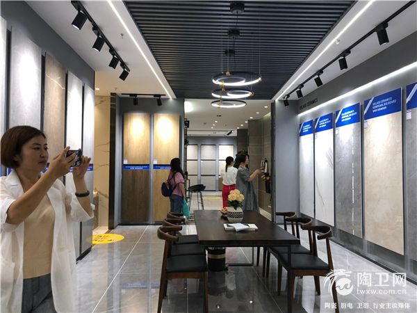 参观展厅 (1).jpg