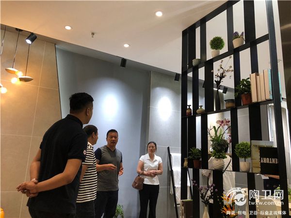 参观展厅 (2).jpg