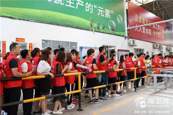 学员参观工厂1.jpg