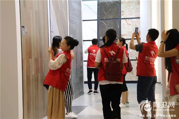 学员参观展厅4.jpg