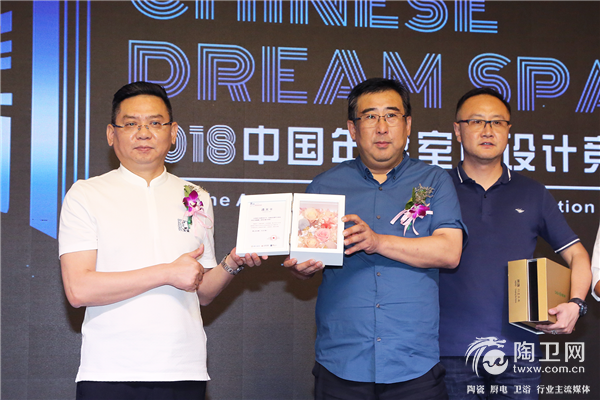 10-将军企业营销总经理谭肖文先生为张强导师战队颁发晋级证书.png