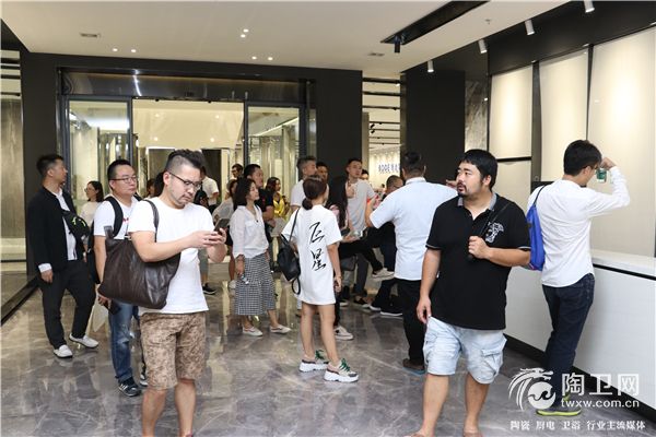设计师大咖们参观博德展厅 (1).jpg