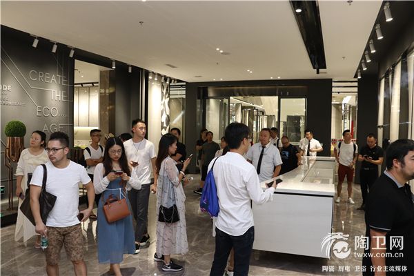 设计师大咖们参观博德展厅 (2).jpg