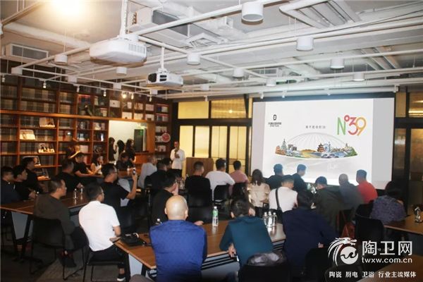 3大唐合盛瓷砖品牌市场中心总经理符竣雄向两岸设计师介绍N°39webp.jpg