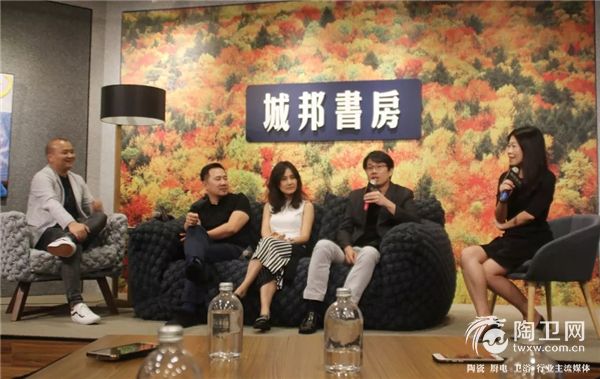 7台湾漂亮家居总编张丽宝（右1）主持此次交流会及N°39新品发布活动.webp.jpg