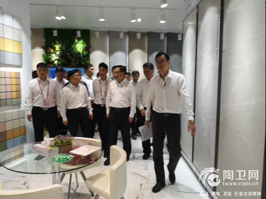 广东省委书记李希视察宏宇集团广交会展位174.png