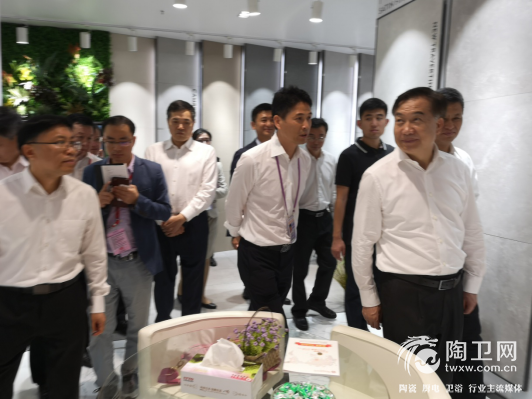 广东省委书记李希视察宏宇集团广交会展位176.png