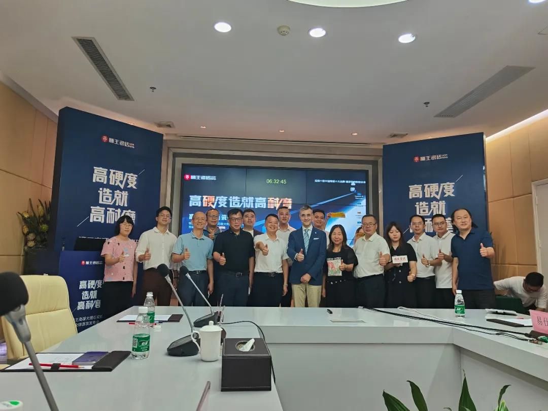 会各级领导及行业内外知名媒体记者合影.jpg