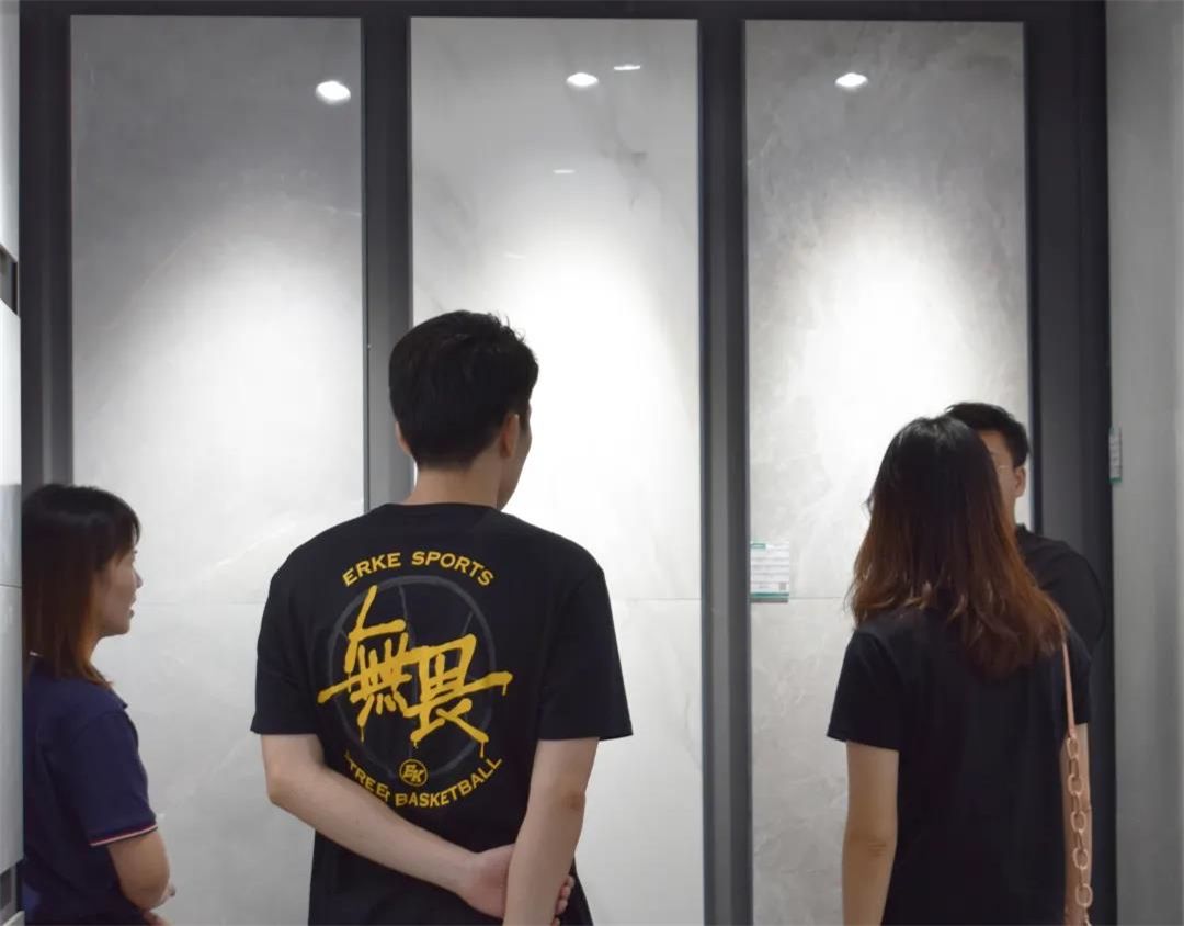 顾客逛店咨询.jpg