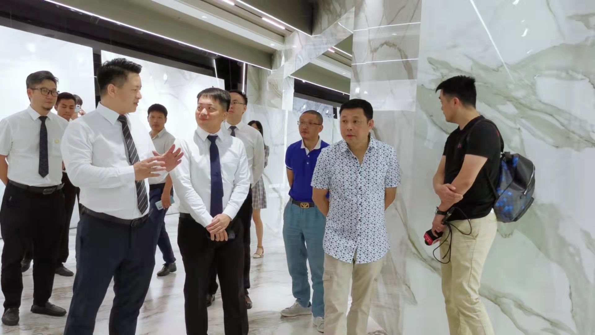 参观展厅1.jpg