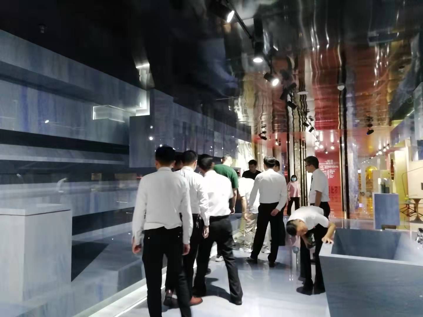 参观展厅2.jpg