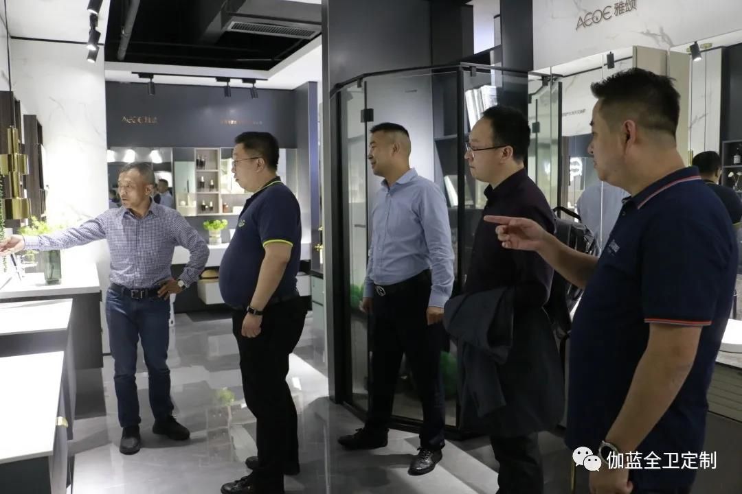 参观雅颂展厅.jpg