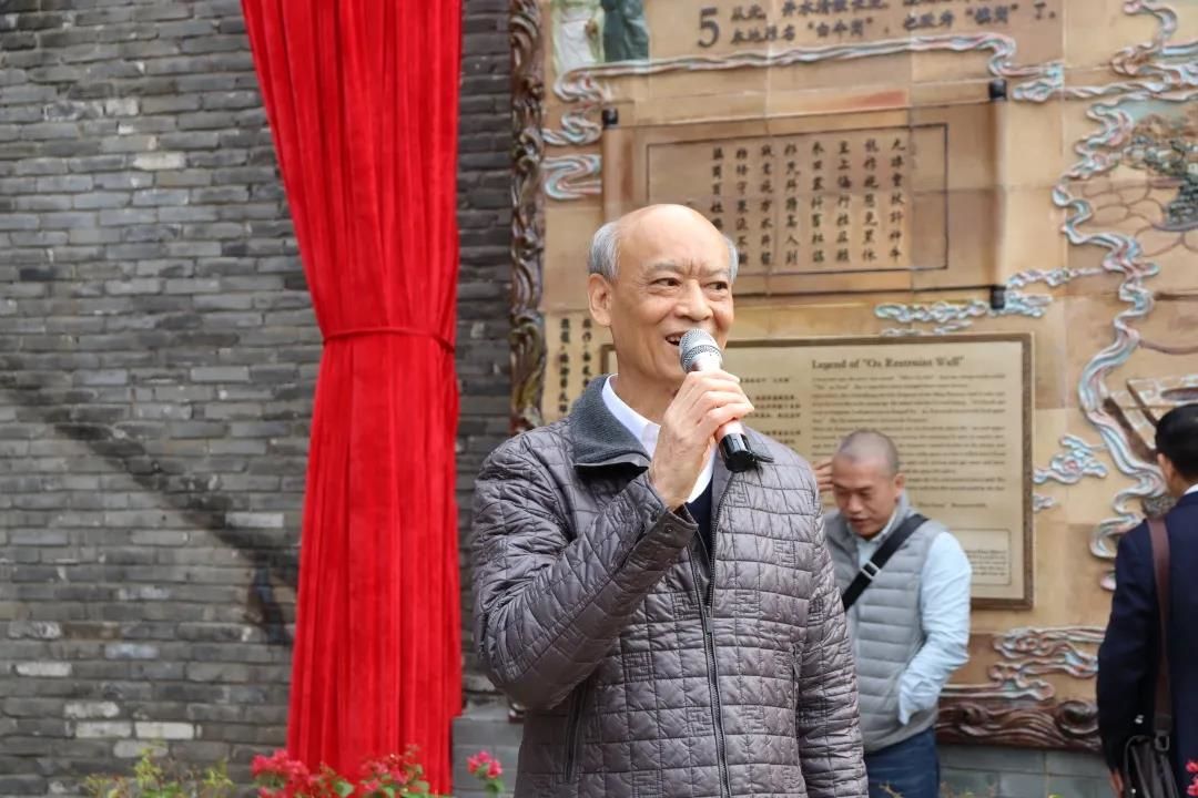 宏宇集团顾问欧总现场讲解《镇牛井》陶瓷壁画.jpg