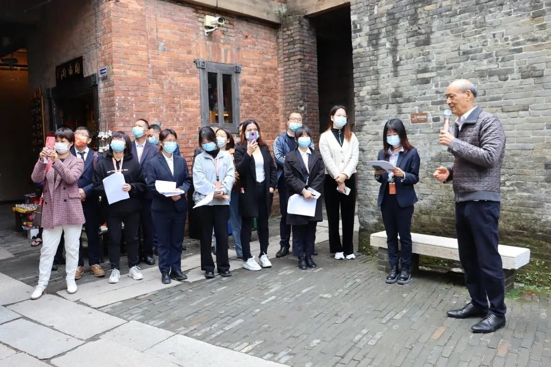欧总现场讲解《无地生根》瓷板雕刻画.jpg