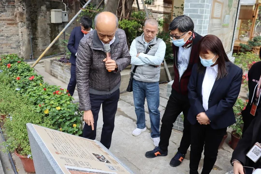 欧总现场讲解《马槽瀑布》和《拴马桩》瓷板雕刻画.jpg