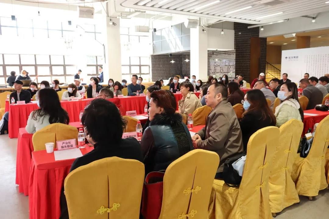 参会媒体记者聆听欧总解读《宏宇赋》.jpg