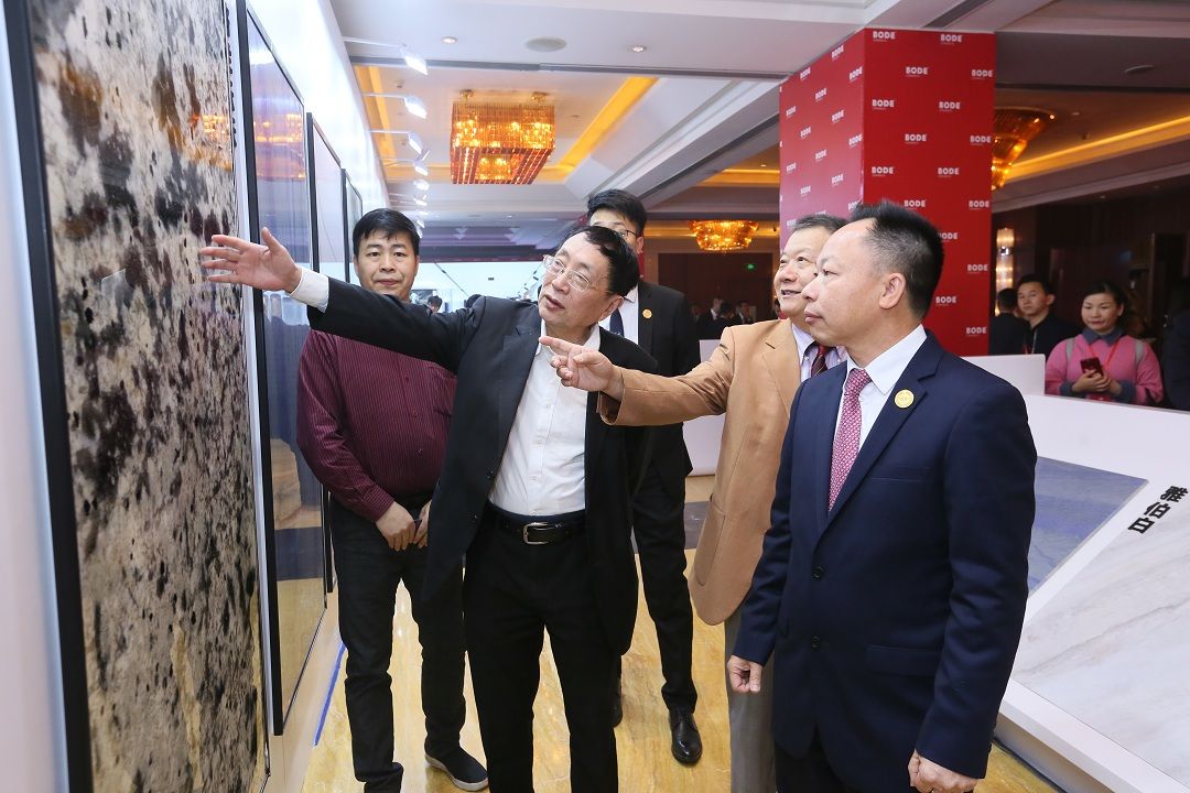 12.著名经济学家、国家改革开放40周年40位风云人物温元凯对晶刚玉赞不绝口.jpg