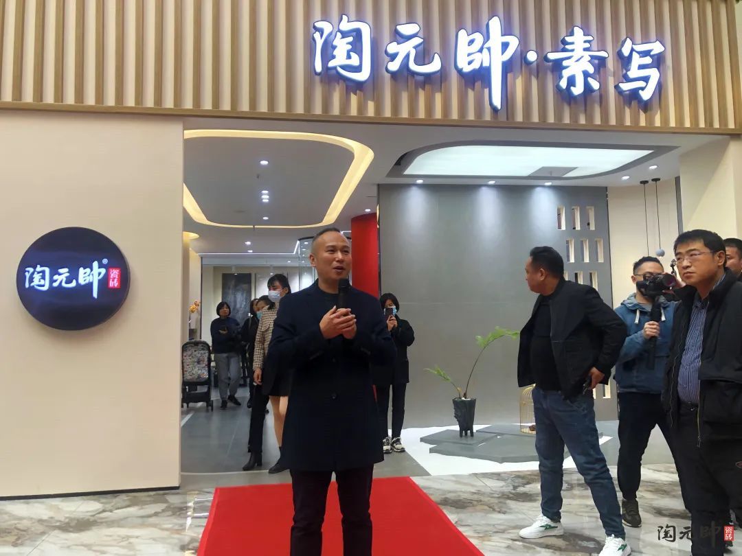 陶元帅郑州分公司韩总经理为经销商介绍展厅设计理念.jpg
