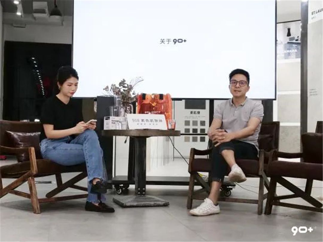 右为90+创始人周荣标先生.jpg